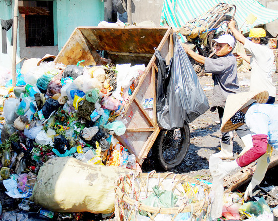 1705111494486024733377.jpg Garbage collection in Pham Van Xao street, Tan Phu district, HCMC.JPG